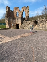 neue Sitzbänke für den Ostturm